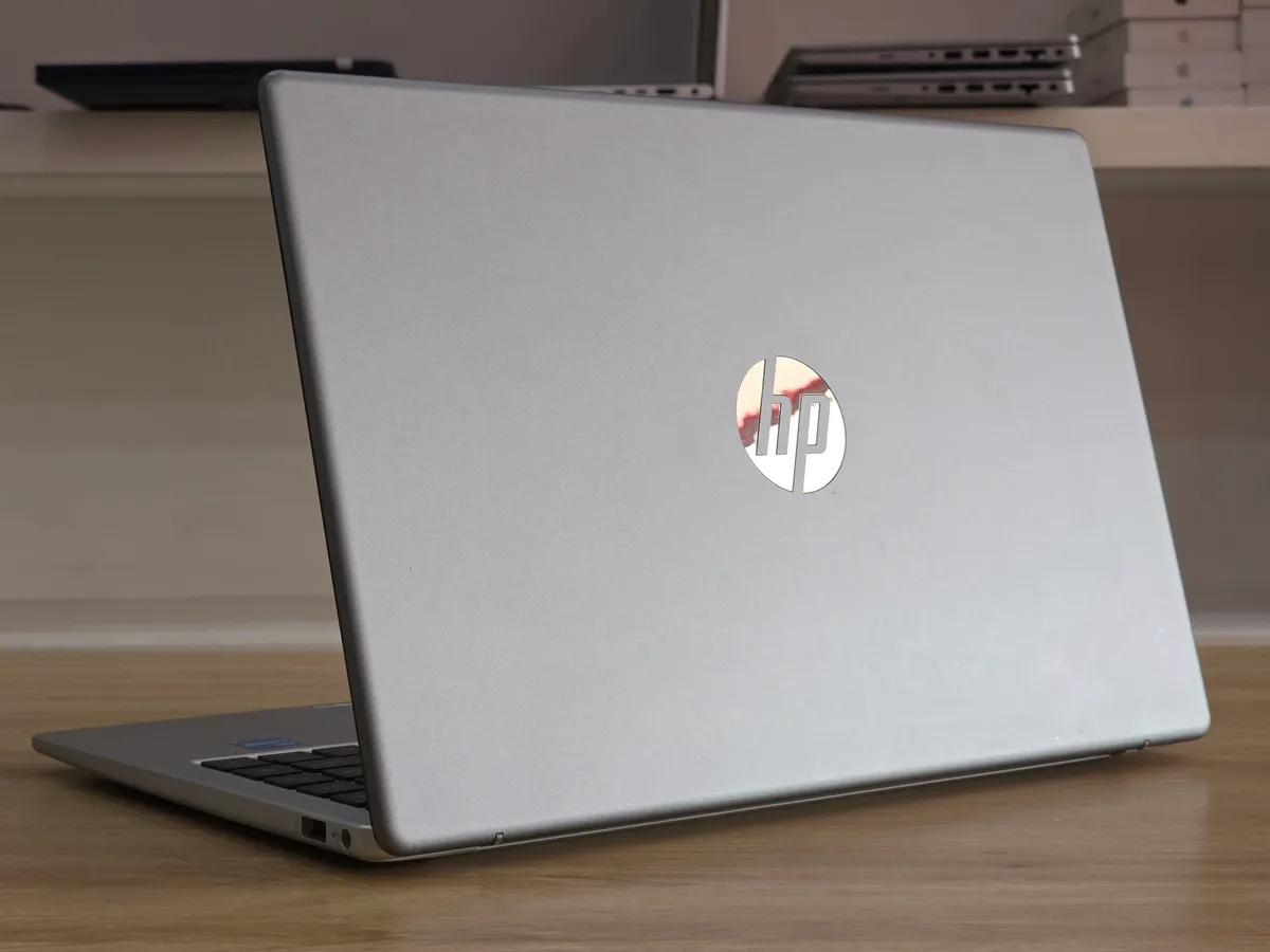 HP 240 G10 i3 1215U 8 256