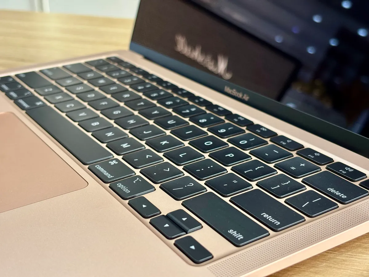 MacBook Air 2020 M1 8 256 13  13.5tr